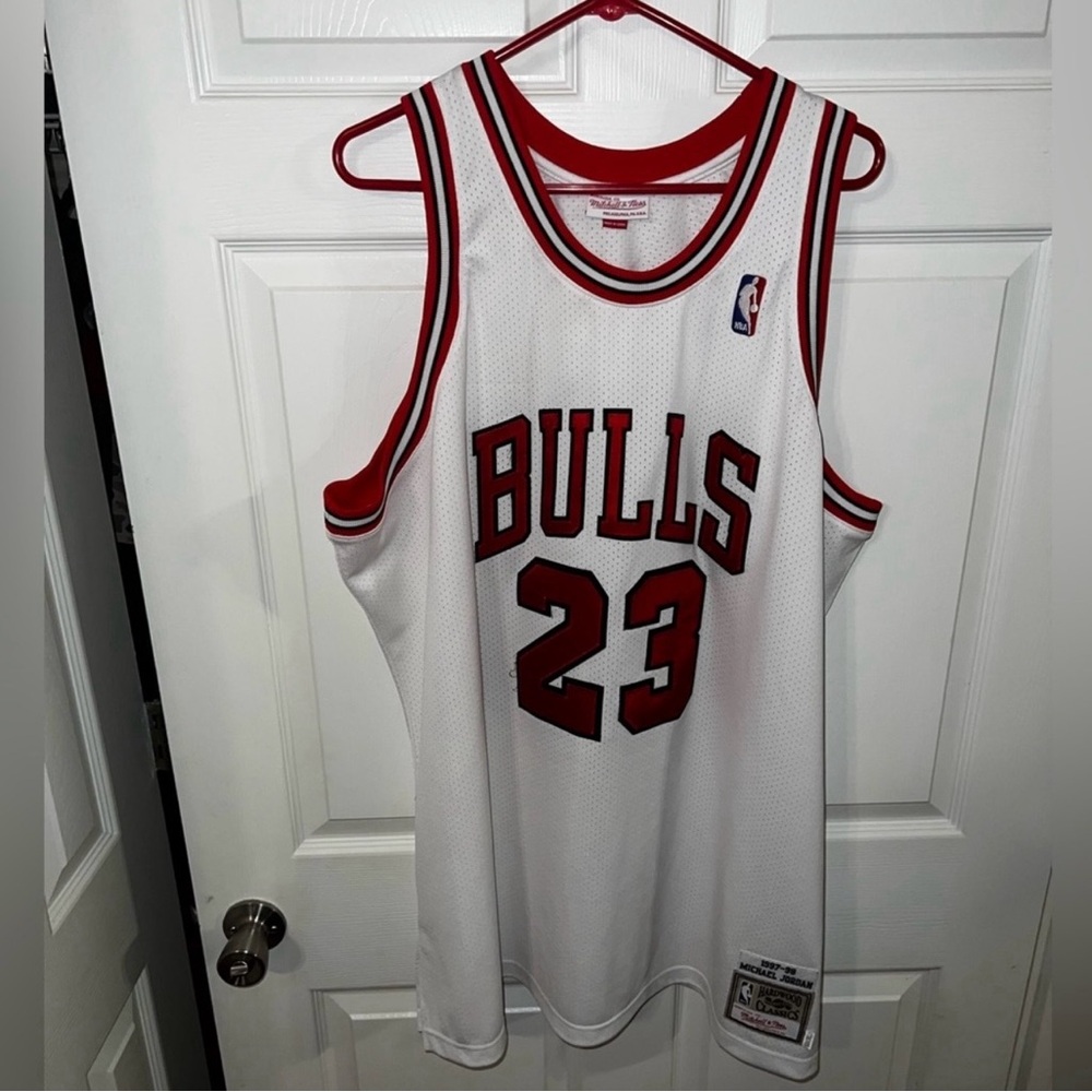 Mitchell & Ness Hardwood Classics Michael Jordan Jersey
